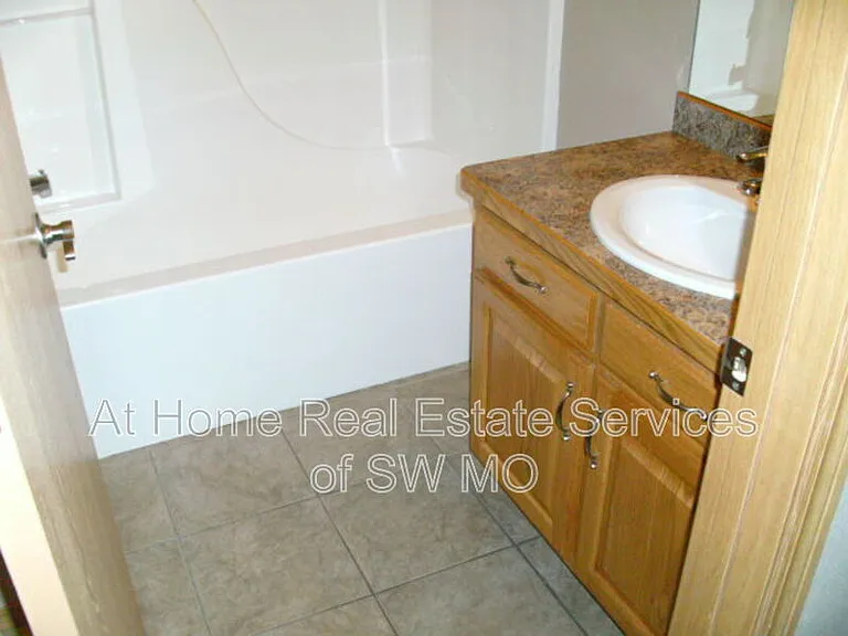 1132 N Westwood Ave — Photo 6