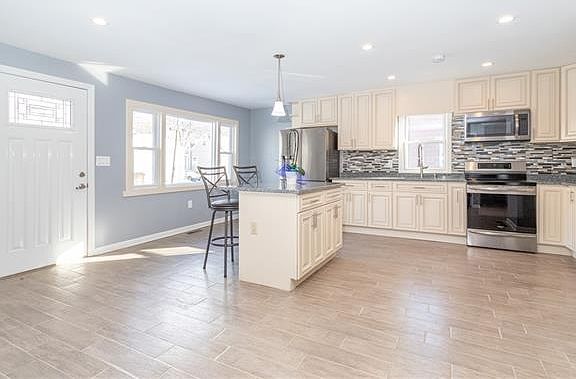 4th image of 131 Cabot Ave