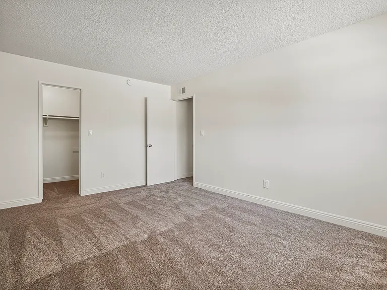Sierra West Apartments — Photo 32