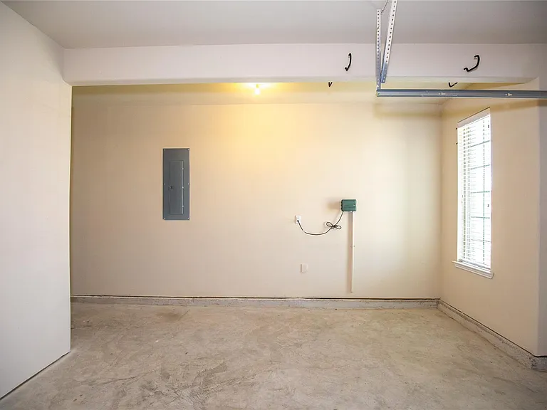 311 Lockridge Hill Ln — Photo 32