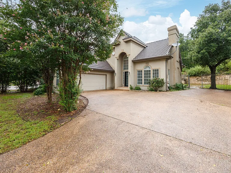 1604 Lakeway Blvd — Photo 2
