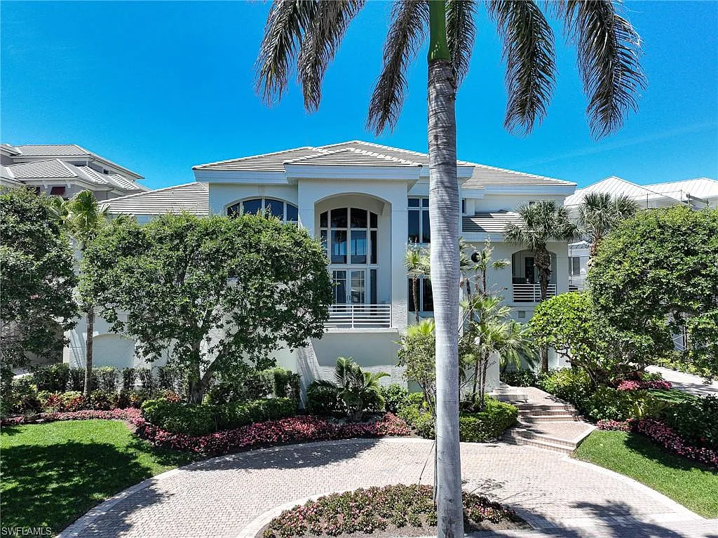 3 bed, 4.5 bath, 4532 sqft, $20,000 — Photo 2