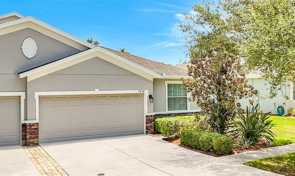 7434 Surrey Pines Dr