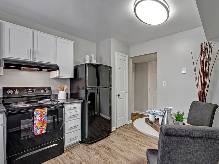2112A Criston Dr — Photo 3