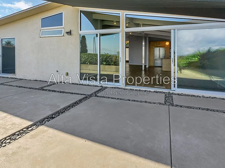 2569 Loring St — Photo 15