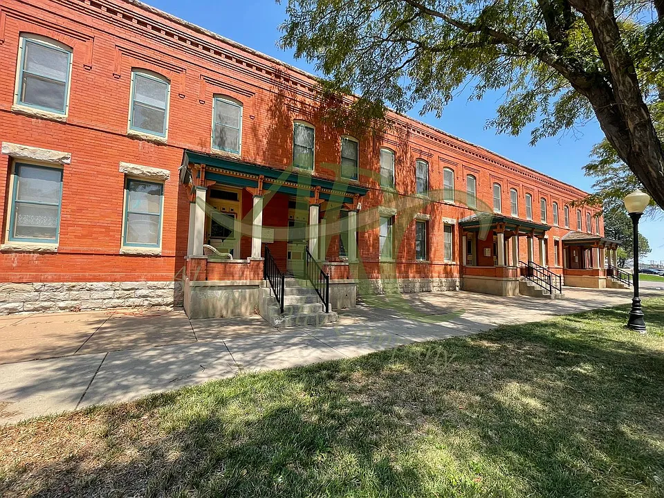 401-411 W 11th St