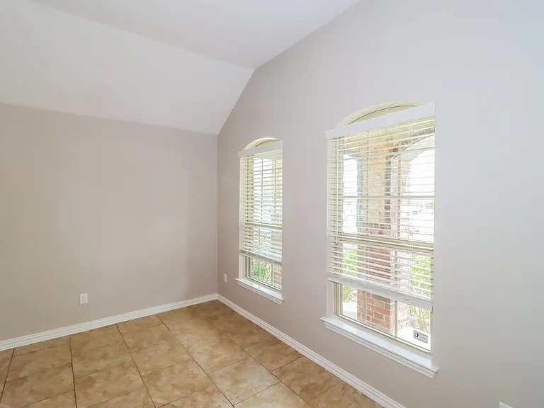 1913 Chimney Dr — Photo 6