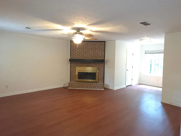 190 Barrington Dr E — Photo 2