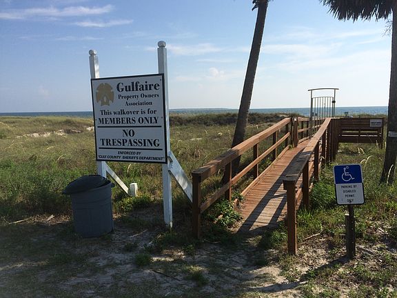 Private walkway to Beach!