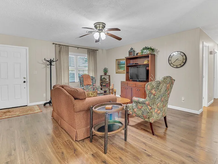805 Bluebonnet Ln — Photo 31