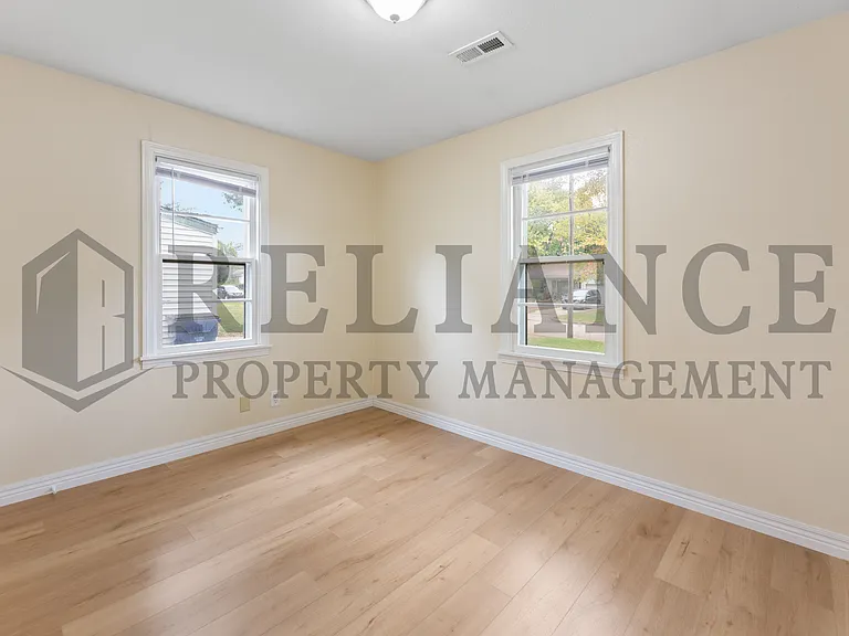 1022 S Yale St — Photo 8
