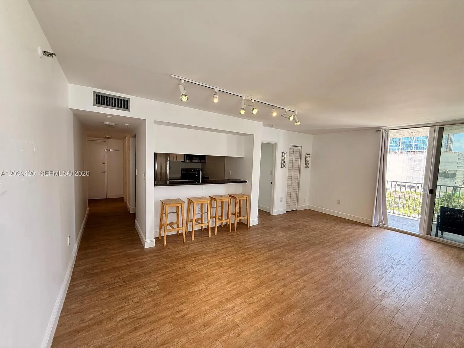 Madison Downtown Condo — Photo 4