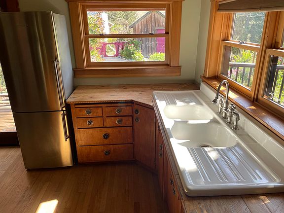 2nd image of 916 E Okanogan Ave #A