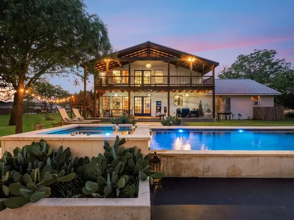 271 Smokehouse Rd, Fredericksburg, TX 78624