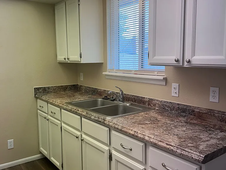 Main 819 S — Photo 35