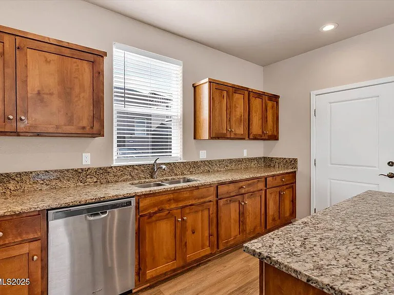 916 Garden Ct — Photo 11