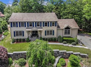 28 Greenknoll Dr, Brookfield, CT 06804