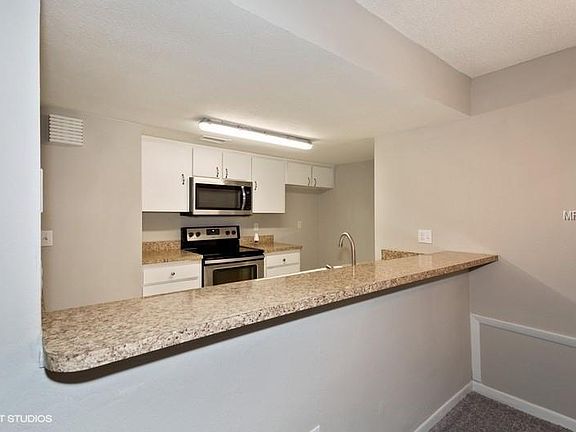 4th image of 400 Howard Ave APT D