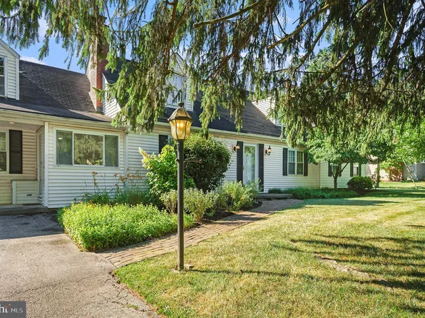 4064 Joshua Rd, Lafayette Hill, PA 19444