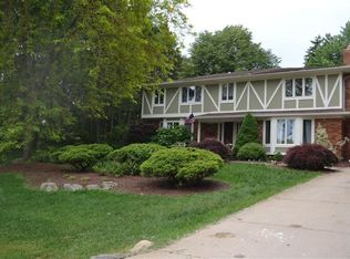 9883 Danell Dr, Pinckney, MI 48169