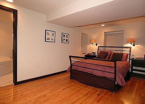 Main BR w/ large walk-in closet