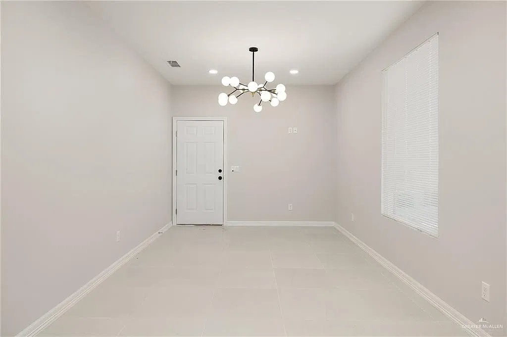 3 bed, 2.0 bath, 4250 sqft, $1,100 — Photo 2