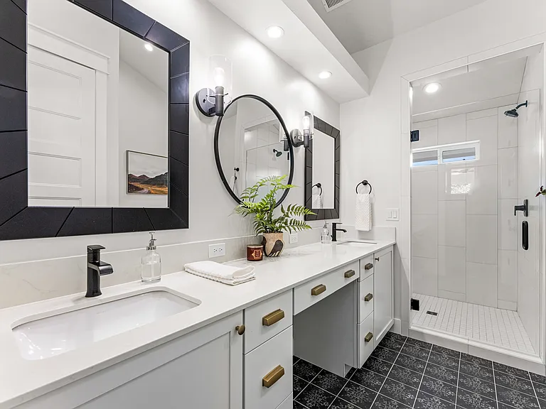 4835 N Mitchell St — Photo 21