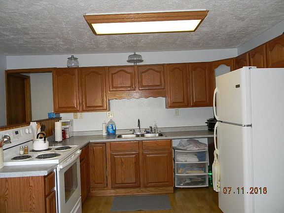 5th image of 621 E 3rd St