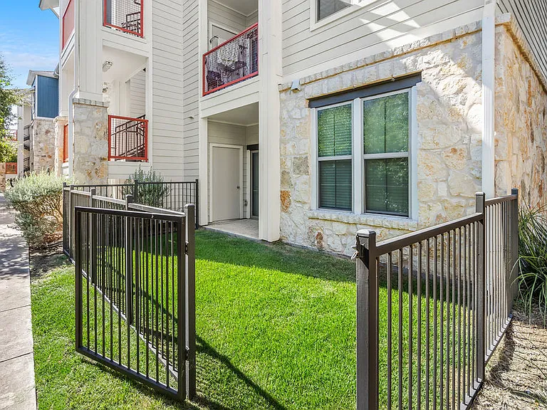 Available Fenced-in Yard!