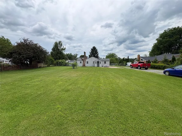 615 Senecal St, Fenton, MI 48430