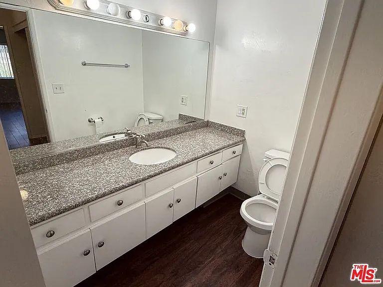 18444 Collins St #4 — Photo 14