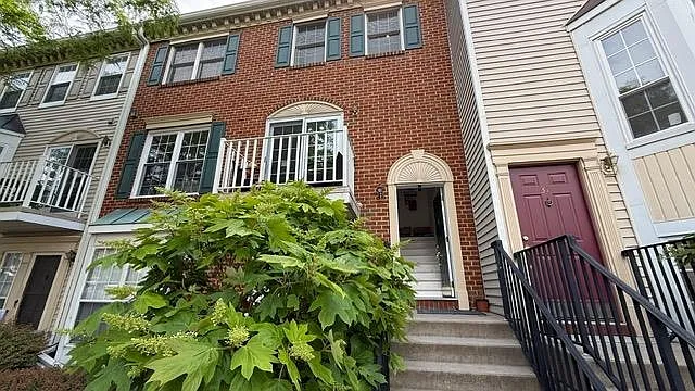 30 Holly St — Photo 1
