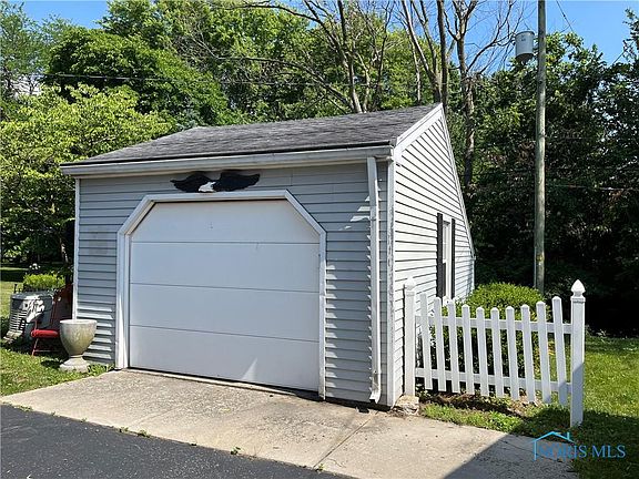 4th image of 562 Willow Ln