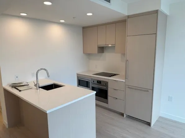 13675 107a Ave #703, Surrey, BC V3T 2H2