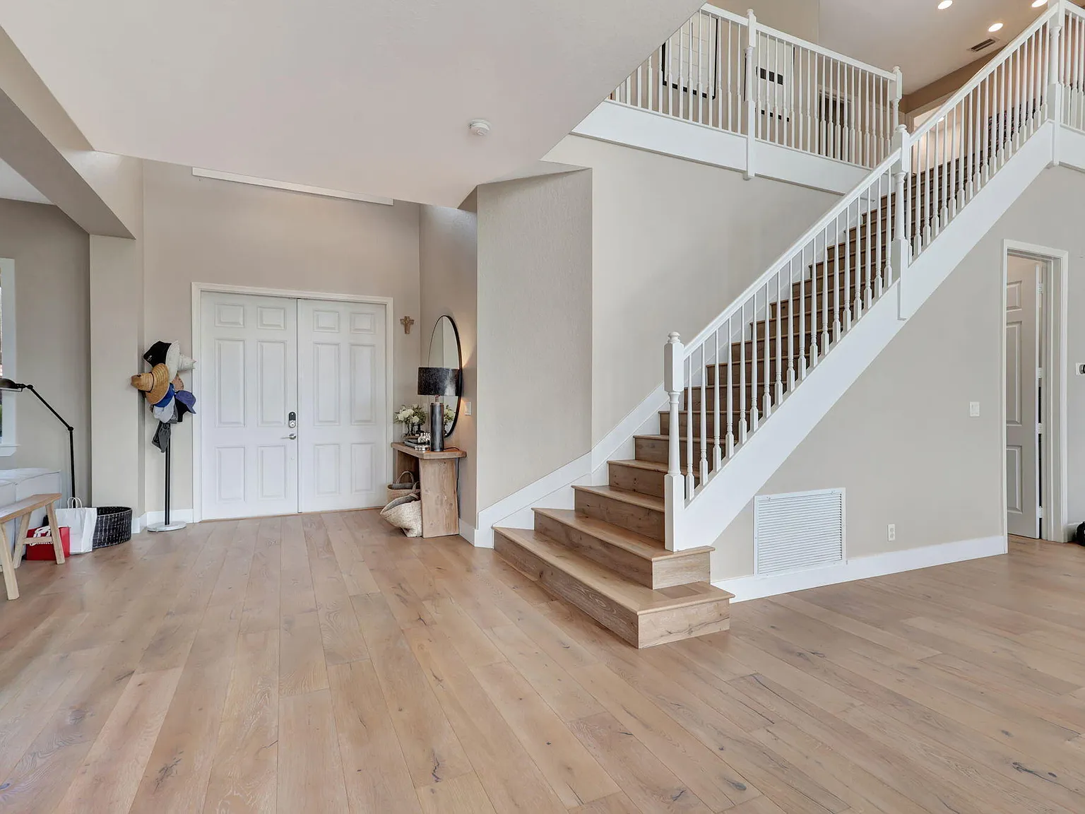 5 bed, 4.0 bath, 4177 sqft, $16,000 — Photo 4