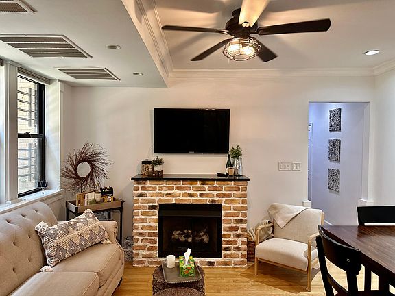 2nd image of 712 W Wellington Ave APT G