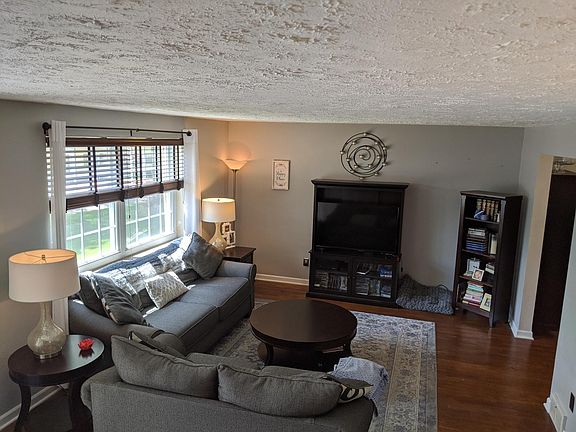 3rd image of 29 Chapel Dr