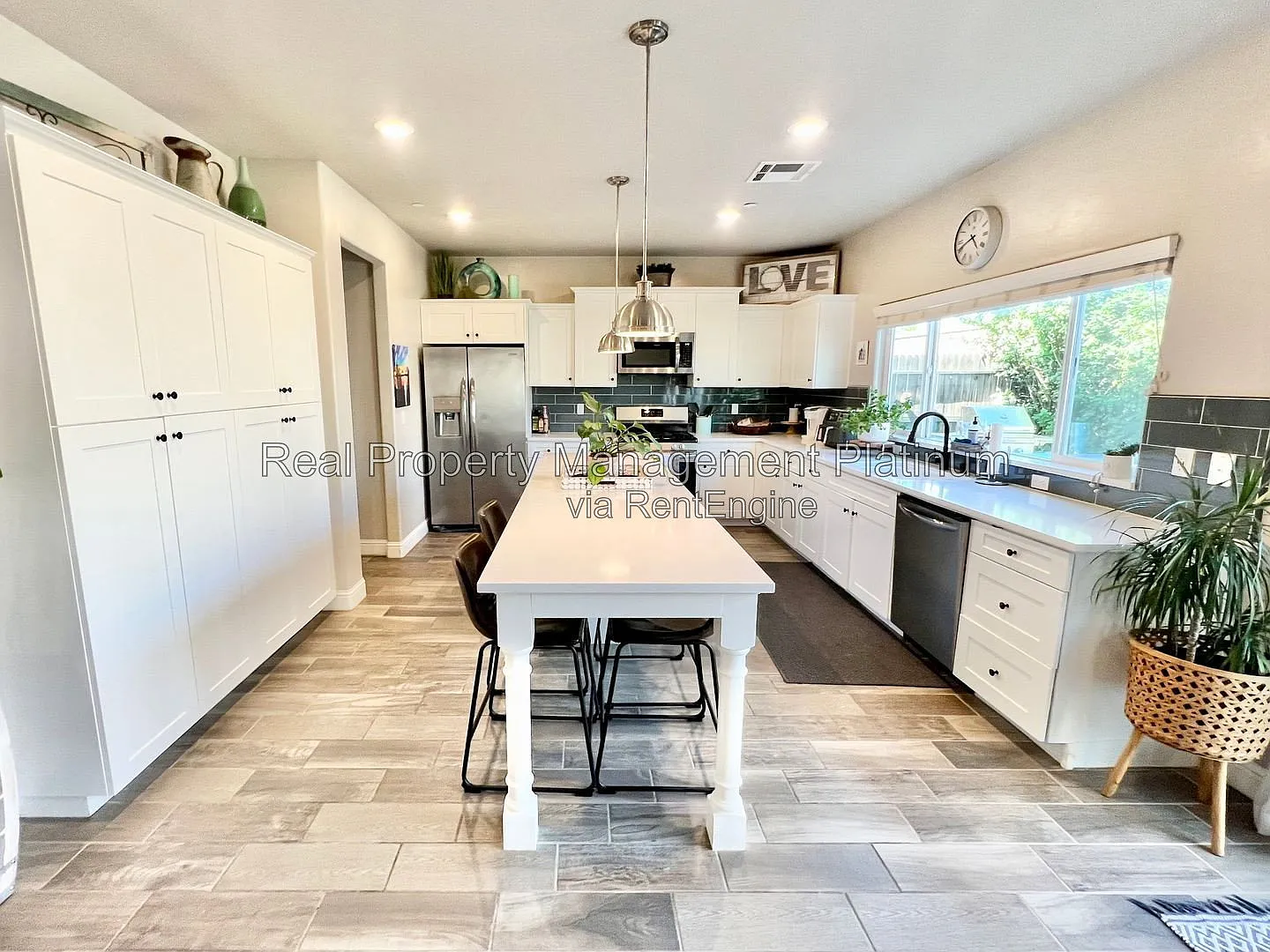 4 bed, 2.5 bath, 2022 sqft, $2,695 — Photo 1
