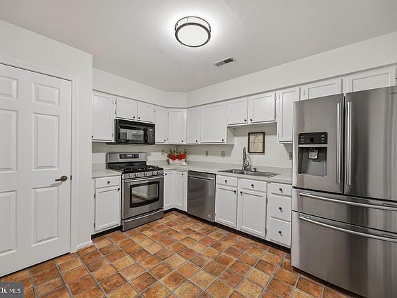 3rd image of 907 Beacon Way