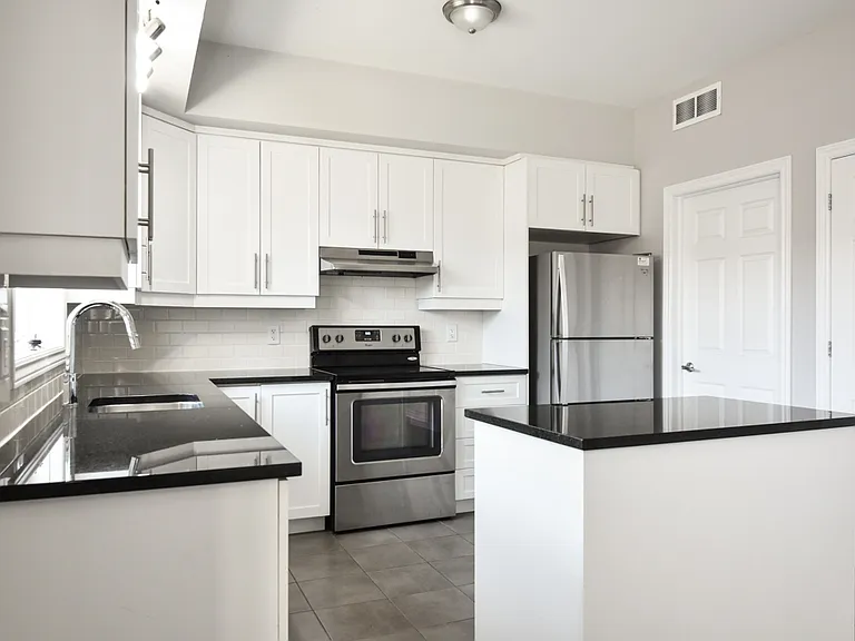 320 Lake Ave E — Photo 3