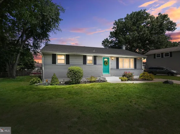 2 Lake Dr, Newark, DE 19702