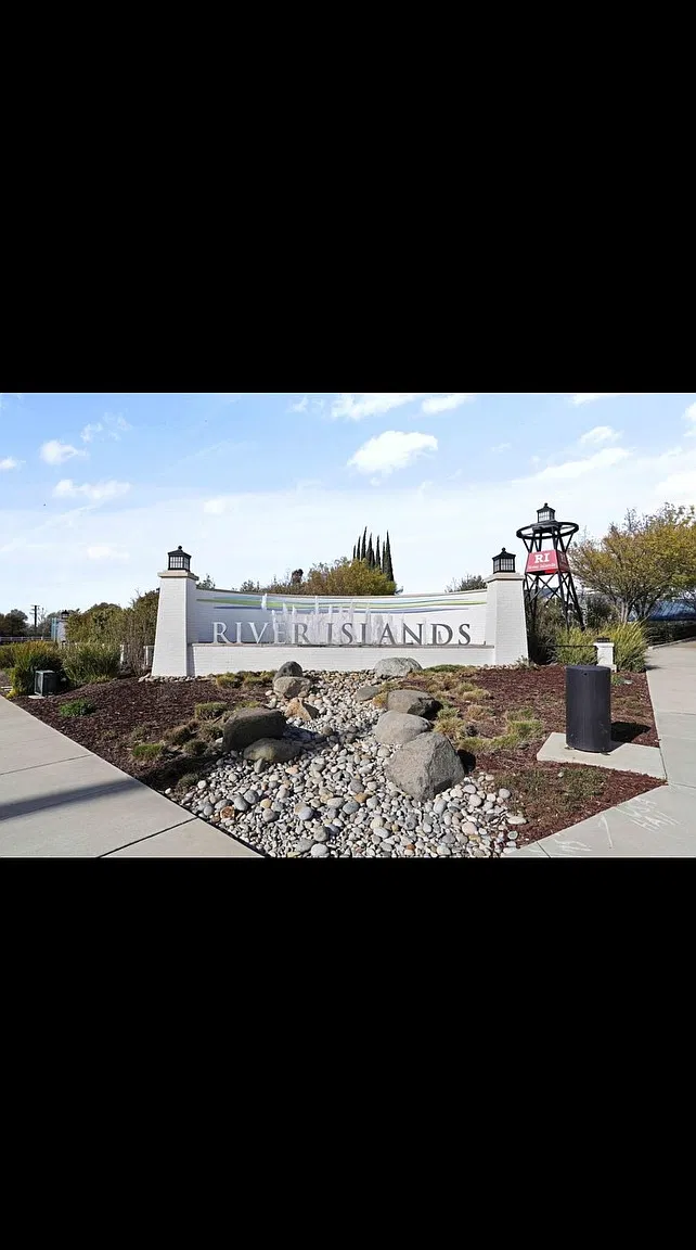 4 bed, 2.5 bath, 2351 sqft, $3,800 — Photo 4