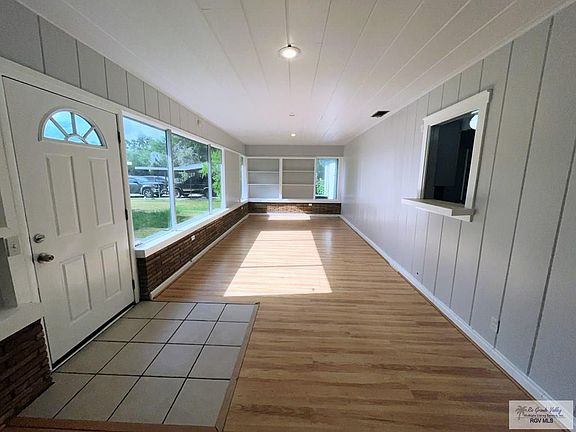 4th image of 902 E Parkwood Dr