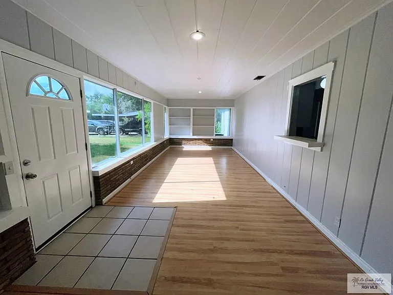 902 E Parkwood Dr — Photo 4