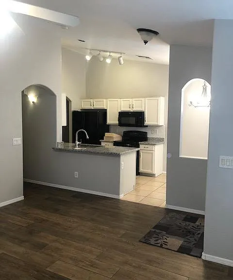 960 E Mountain View Rd — Photo 2