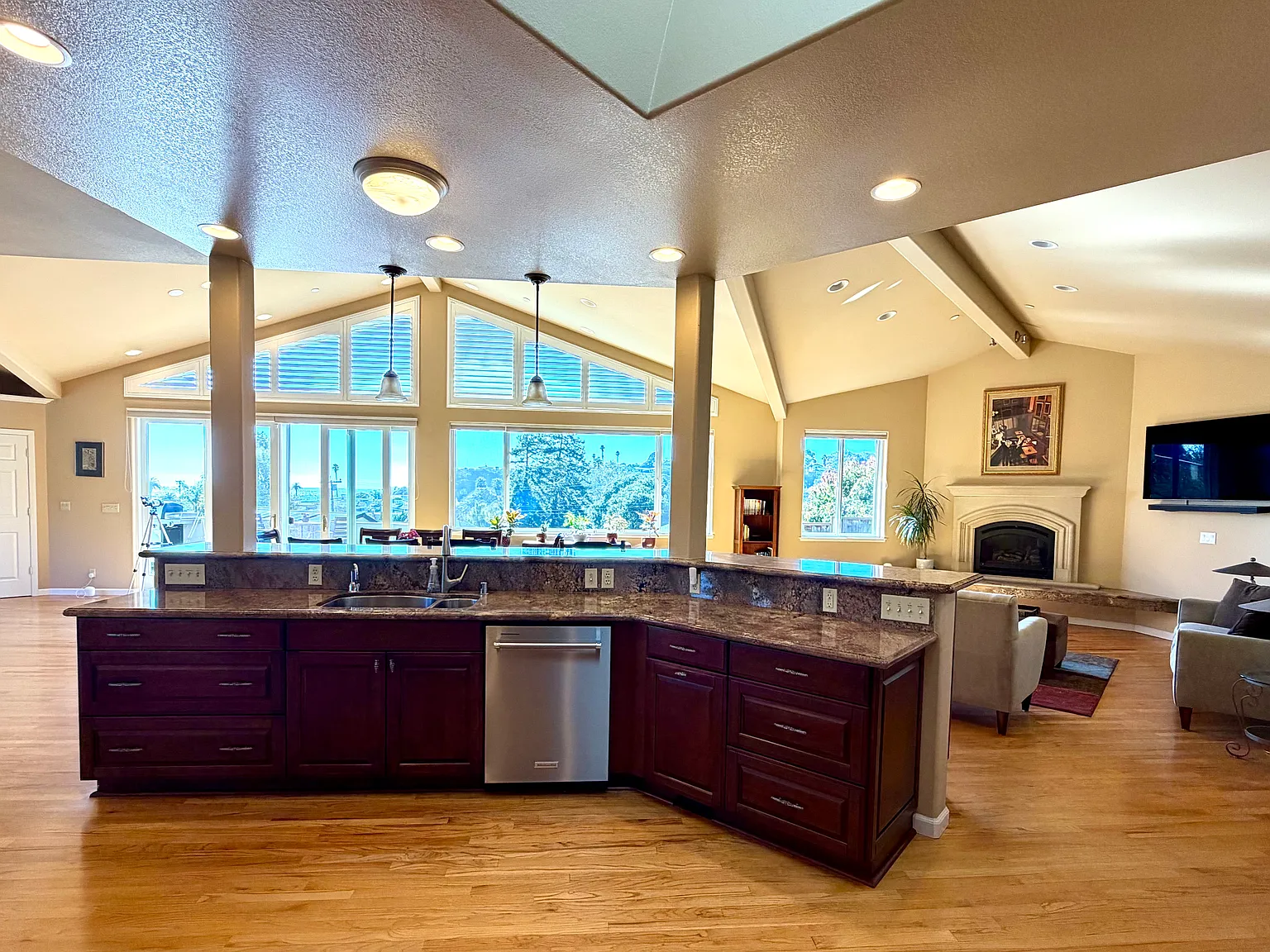 3 bed, 3.5 bath, 3549 sqft, $10,000 — Photo 2