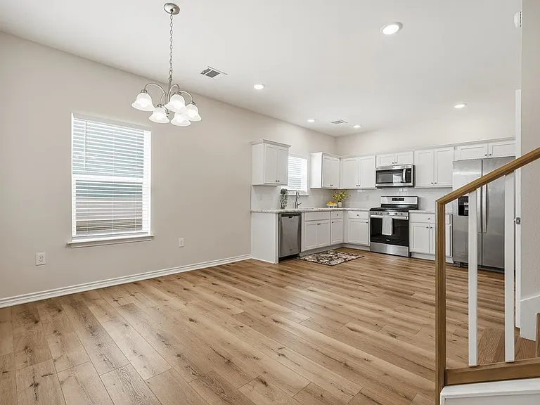 124 Lavaca Cir — Photo 9