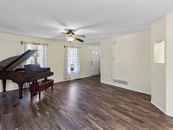 4th image of 1420 Creekview Dr