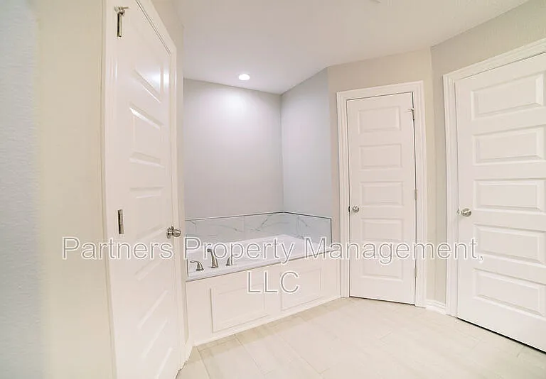 372 Canada Dr — Photo 11