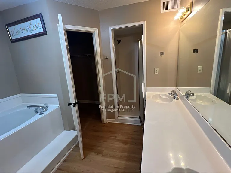1095 Carriage Dr S — Photo 9